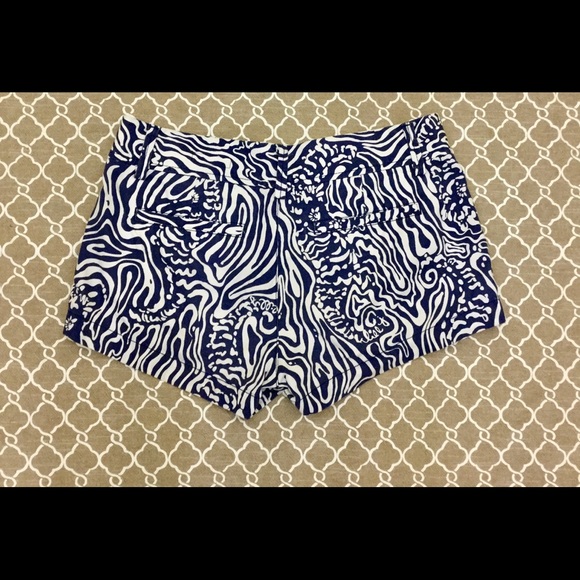 Lilly Pulitzer Walsh shorts blue/white design 🌸 - Picture 3 of 5